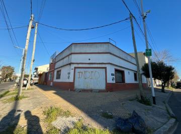 Casa · 82m² · 3 Ambientes · 1 Cochera · Casa Tipo PH Ubicada en Esquina