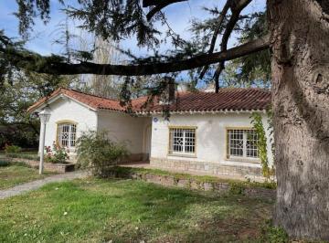 Casa · 1940m² · 5 Ambientes · 2 Cocheras · Casa en Alquiler - Hermosa Propiedad con Añosos Árboles y Amplio Jardín