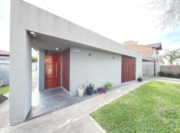 Casa · 119m² · 3 Ambientes · 2 Cocheras · Venta - Casa en Funes 2 Dorm.