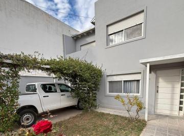 Casa · 242m² · 8 Ambientes · 1 Cochera · Casa en Barrio 12 de Septiembre, Cipolleti