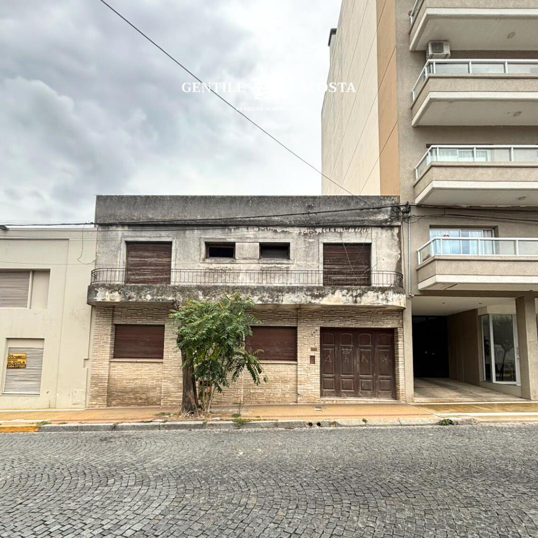 Casa a refaccionar o demoler, 180m² cubiertos, lote de 10.78x43.30