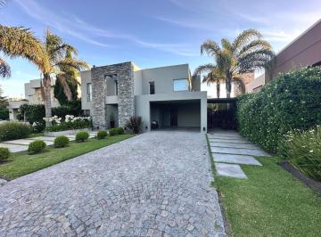 Casa · 230m² · 5 Ambientes · 3 Cocheras · Moderna Propiedad con Piscina en Venta!