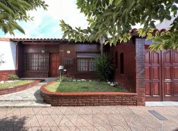 Casa · 128m² · 3 Ambientes · 1 Cochera · Casa Tipo Chalet en Banfield Este (Barrio Nuevo) con Jardín y Quincho