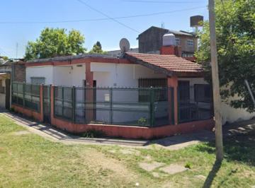 Casa · 130m² · 4 Ambientes · 1 Cochera · Casa en Gonzalez Catan
