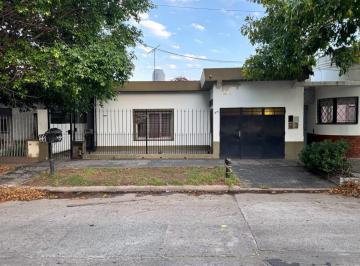 Casa de 3 ambientes, Quilmes · Casa 3 Ambientes con Cochera, Patio y Amplio Jardin en Venta