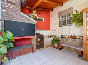 Terraza con parrillero · Venta / Permuta - Casa - 4 Dorm. - Cochera y Terraza con Parrillero - Alberdi, Rosario