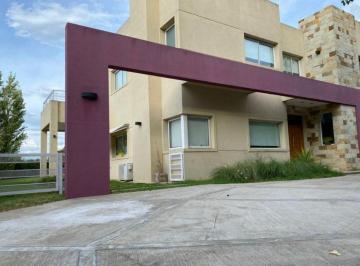Casa · 320m² · 5 Ambientes · 3 Cocheras · Casa en Venta en Cañuelas