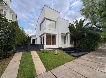 Casa · 219m² · 5 Ambientes · 2 Cocheras · Venta Casa Barrio Privado Dalvian Ciudad Mendoza