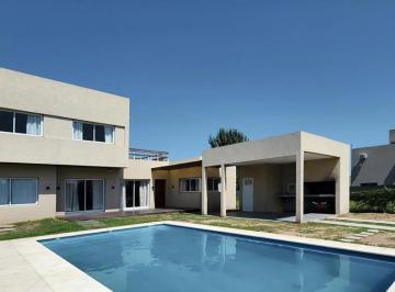 Casa · 141m² · 6 Ambientes · 1 Cochera · Venta/permuta - Casa 3 Dorm. con Pileta - B El Molino - Roldan