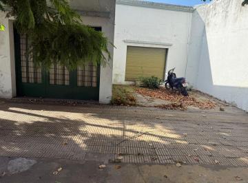 Casa · 70m² · 2 Ambientes · 1 Cochera · Casa a Reciclar en Venta 123 E/ 6 Bis y 7