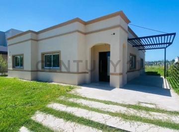 Casa · 142m² · 4 Ambientes · 4 Cocheras · Destacada Casa en Santa Lucia