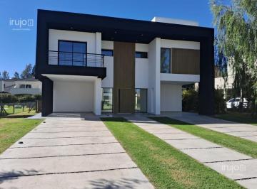 Casa · 187m² · 4 Ambientes · 2 Cocheras · Casa en Venta 4 Ambientes con Pileta y Parrilla - Principado Ciudad Nautica - Canning