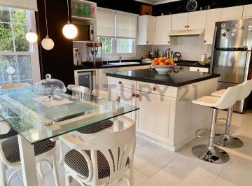 Casa · 320m² · 7 Ambientes · 2 Cocheras · Casa en Alquiler en Barrio Abril de Categoria y Amoblada en Hudson