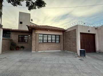 Fachada exterior · Venta | Casa | B° Parque Urquiza | 3 Dorm. | Quincho + Pileta
