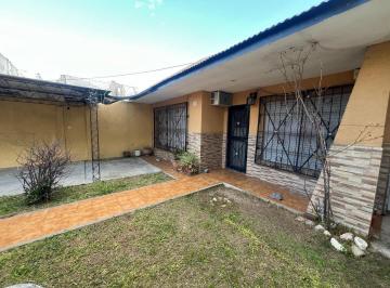 Casa · 80m² · 3 Ambientes · 2 Cocheras · Alquiler Casa con Patio y Cochera en Villa Dominico
