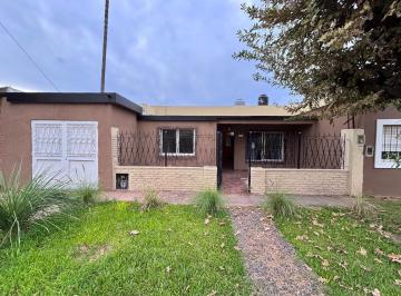 Casa · 180m² · 5 Ambientes · 1 Cochera · Casa en Los Polvorines Apta Credito