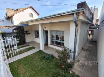 Gran angular Frente · Casa en Venta en Barrio 7 Jefes. 3 Dorm., Patio E Ingreso Vehicular