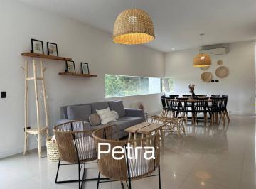Casa · 165m² · 5 Ambientes · Casa en Venta en Costa Esmeralda. Isla del Golf