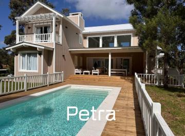 Casa · 230m² · 5 Ambientes · Casa en Venta en Costa Esmeralda con Fondo Libre