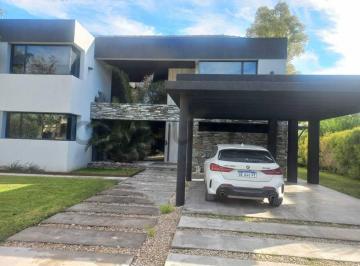 Casa · 500m² · 8 Ambientes · 2 Cocheras · Excelente Casa en Venta en Saint Thomas Este con Cava y Family Room en Subsuelo