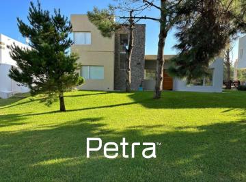 Casa · 200m² · 5 Ambientes · Casa en Venta en Costa Esmeralda. Fondo Al Golf. Gas Natural