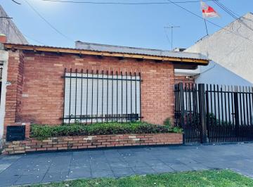 Casa · 147m² · 4 Ambientes · 1 Cochera · Inmejorable Casa con Cochera - Amplio Fondo con Patio y Terraza