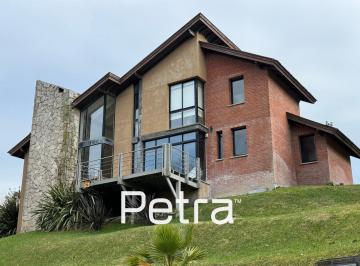 Casa · 240m² · 6 Ambientes · 1 Cochera · Casa en Venta en Cariló. a 100 m. del Mar con Piscina Climatizada