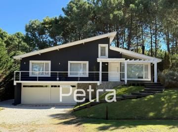 Casa · 280m² · 6 Ambientes · 2 Cocheras · Casa en Venta en Costa Esmeralda con Garaje Doble