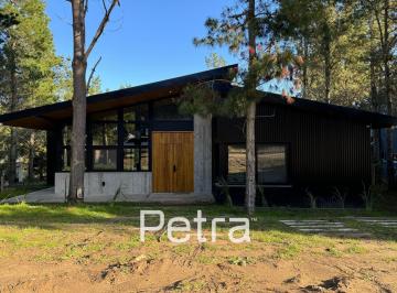 Casa · 300m² · 6 Ambientes · 1 Cochera · Casa en Venta en Costa Esmeralda