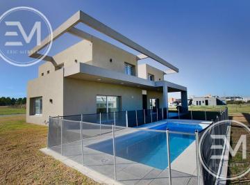 Casa · 283m² · 5 Ambientes · 2 Cocheras · Casa en Venta 5 Ambientes en La Providencia, Canning