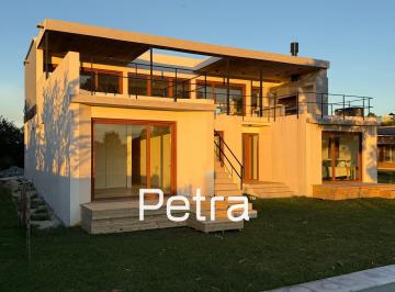 Casa · 270m² · 6 Ambientes · 1 Cochera · Casa en Venta en Costa Esmeralda. Fondo Al Polo. 5 Habitaciones.