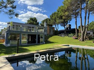 Casa · 320m² · 5 Ambientes · 1 Cochera · Casa en Venta en La Herradura