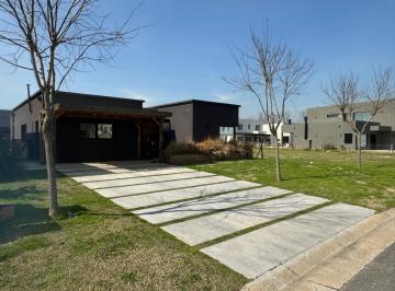 Casa · 142m² · 4 Ambientes · 1 Cochera · Alquiler de Casa en Puertos, Escobar