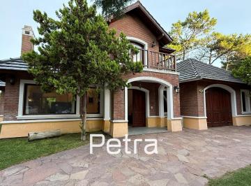 Casa · 220m² · 6 Ambientes · 1 Cochera · Casa en Pinamar Norte