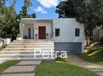 Casa · 158m² · 5 Ambientes · 2 Cocheras · Casa en Venta en Costa Esmeralda