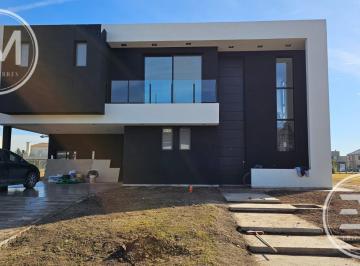 Casa · 249m² · 6 Ambientes · 2 Cocheras · Casa en Venta 6 Ambientes en Terralagos