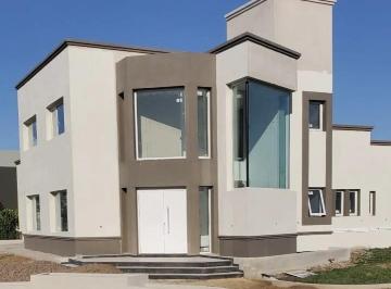 Casa · 160m² · 5 Ambientes · 2 Cocheras · Casa en Los Bretes Club de Campo