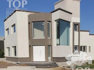 Casa · 160m² · 5 Ambientes · 2 Cocheras · Casa en Los Bretes Club de Campo
