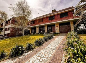 Casa · 325m² · 10 Ambientes · 1 Cochera · Venta Casa 10 Amb Sierra de Los Padres Apta Credit