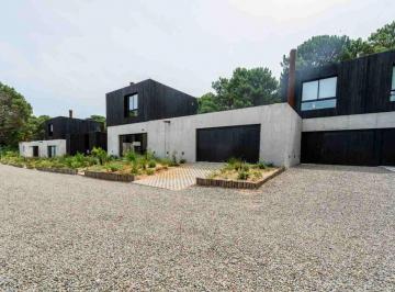 Casa · 124m² · 4 Ambientes · 1 Cochera · Casa a Estrenar Alquiler Anual 3 Dor Punta Ballena
