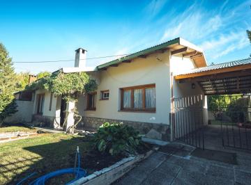 Casa · 105m² · 4 Ambientes · 1 Cochera · Venta. Casa Lote Propio. Tres Habitaciones. Jardin. Zona Centro