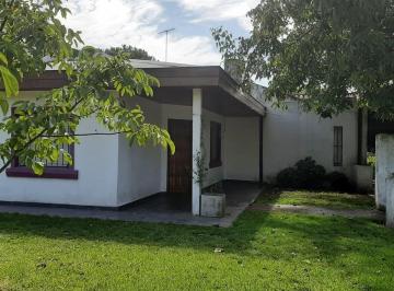 Casa · 137m² · 4 Ambientes · 1 Cochera · Vendo Chalet en Colina de Peralta Ramos.