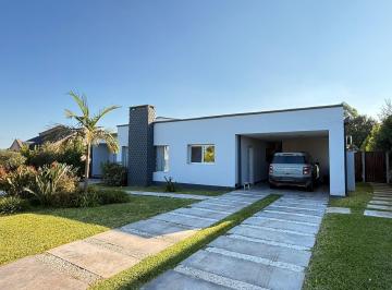 Casa · 330m² · 7 Ambientes · 1 Cochera · Casa de Lujo de 3 Dorm. en Venta en Country Los Cardales, Tafí Viejo