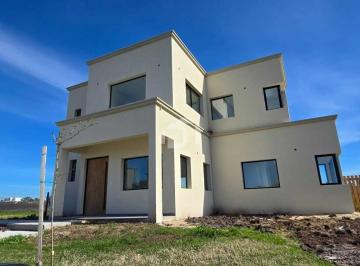 Casa · 122m² · 4 Ambientes · 2 Cocheras · Casa en Venta en Santa Elisa, Pilar del Este, Pilar