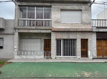 Casa de 3 ambientes, Rosario · Casa Al Frente de 2 Plantas con Local.
