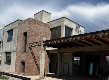 Casa · 223m² · 5 Ambientes · 2 Cocheras · B° Lar de Vieytes Lll. Propiedad en Obra.