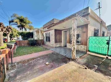 Casa · 95m² · 3 Ambientes · 1 Cochera · Venta Casa 3 Ambientes Patio y Cochera Berazategui