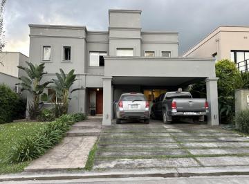Casa · 270m² · 6 Ambientes · Venta - Casa en Alto Verde 1