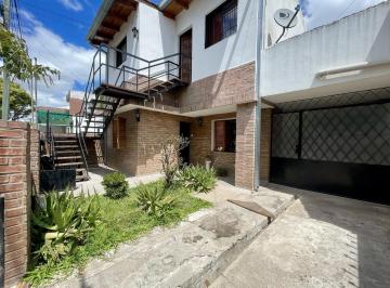 Casa · 206m² · 9 Ambientes · 1 Cochera · Venta de Casa con Departamento Independiente