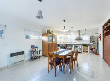 Casa · 184m² · 4 Ambientes · 2 Cocheras · Casa en 477 y 27, City Bell